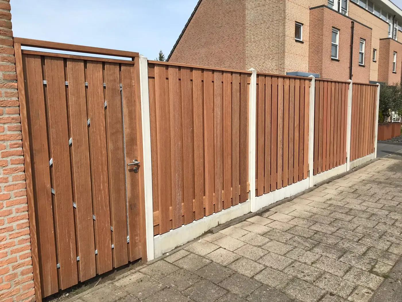 Hardhouten schutting met poort en deurklink
