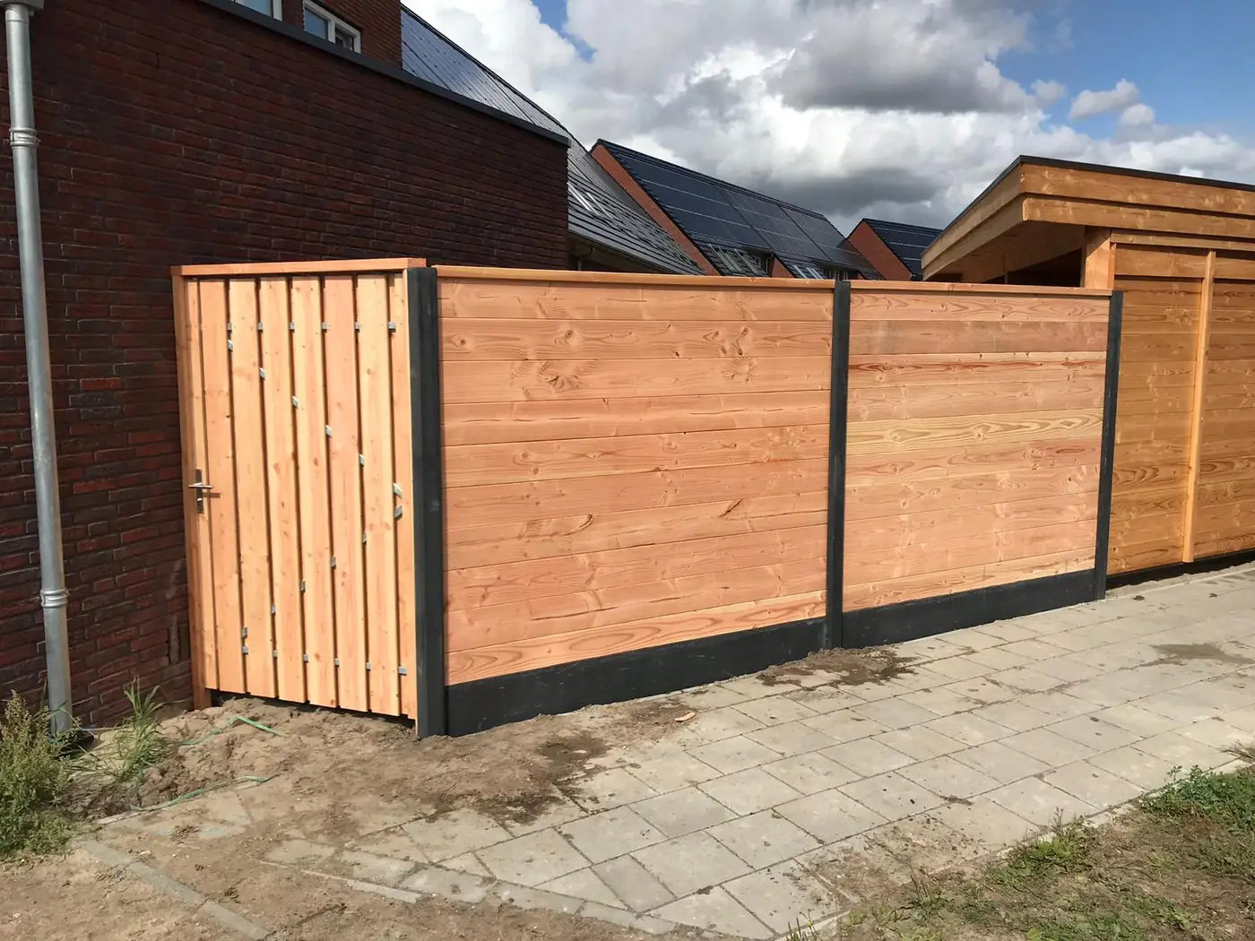 Hardhouten schutting met poort