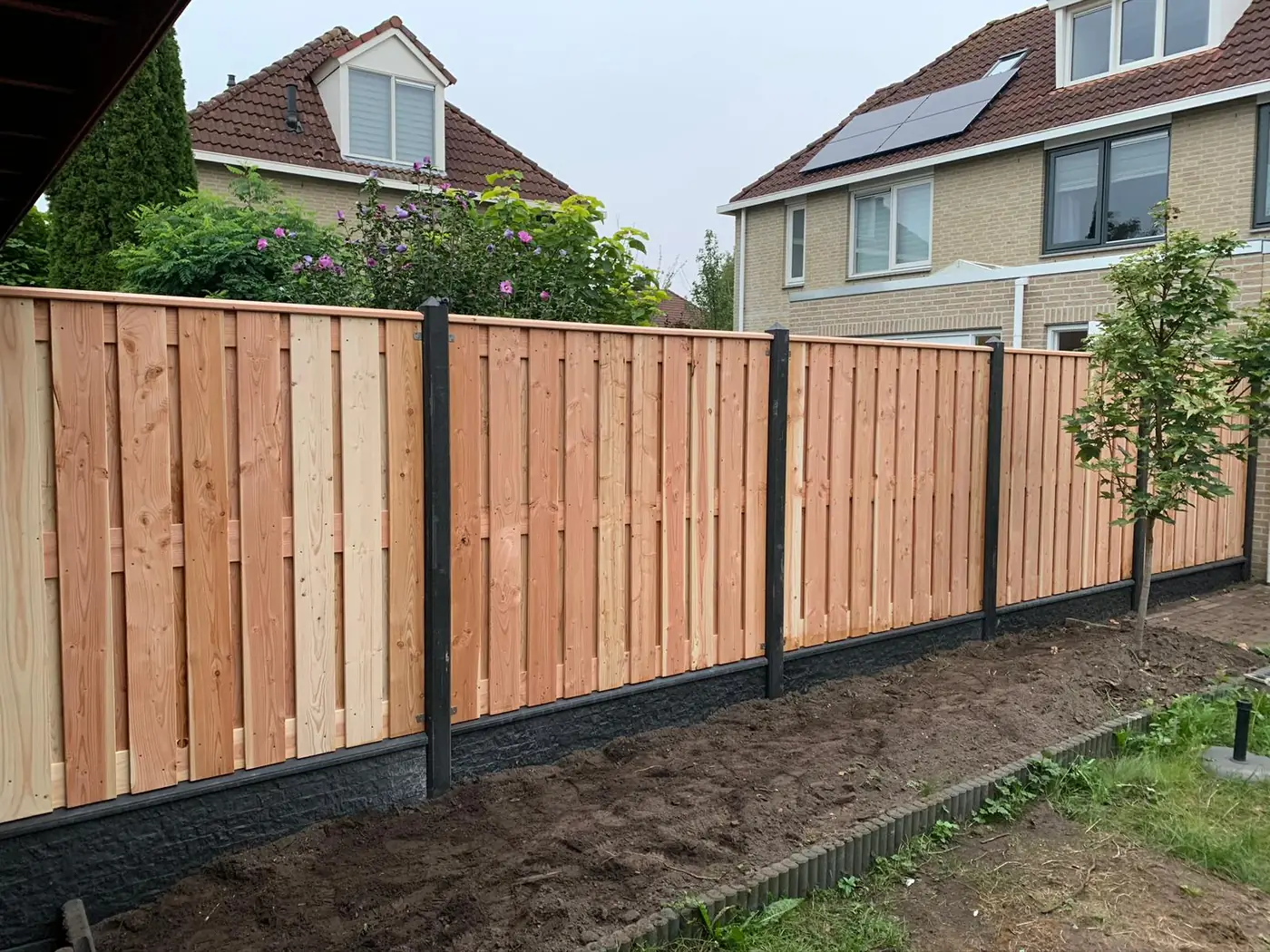 Schutting met staande planken in achtertuin