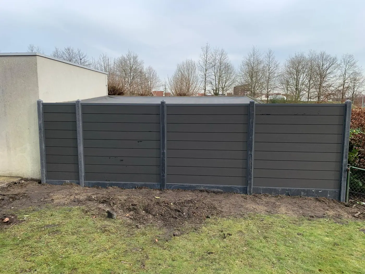 Antraciet kunststof schutting met betonnen palen
