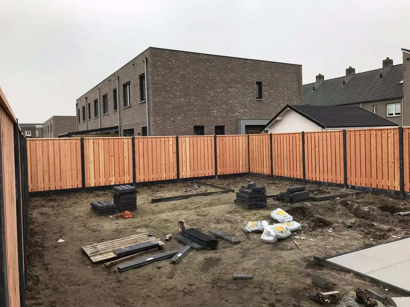 Roodbruine houten schutting rond nieuwe achtertuin